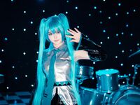 萌新推特00後露臉網紅美少女▌白莉愛吃巧克力▌Cos初音未來 香艷酥乳粉嫩白虎演唱會 精美私拍