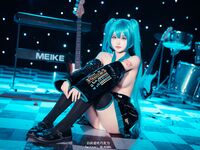 萌新推特00後露臉網紅美少女▌白莉愛吃巧克力▌Cos初音未來 香艷酥乳粉嫩白虎演唱會 精美私拍