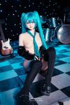 萌新推特00後露臉網紅美少女▌白莉愛吃巧克力▌Cos初音未來 香艷酥乳粉嫩白虎演唱會 精美私拍
