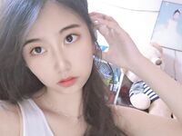 偷翻女同学手机相册里的所有自拍