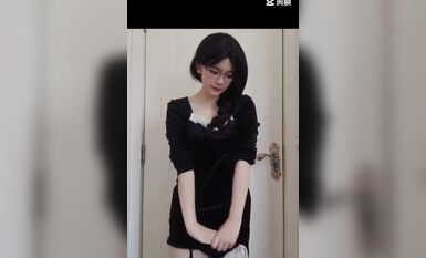 皮皮蝦網紅純欲女神【在下小羊】人前傲女，人後母狗，被金主包養定製私拍各種裸舞紫薇視頻207V (185)