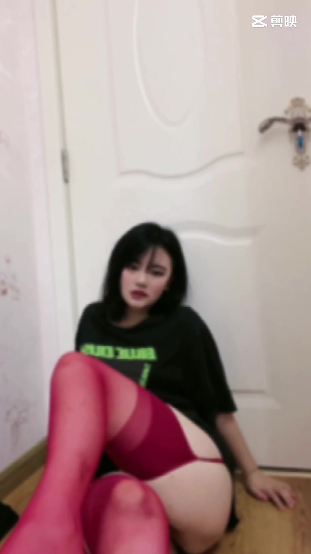 皮皮蝦網紅純欲女神【在下小羊】人前傲女，人後母狗，被金主包養定製私拍各種裸舞紫薇視頻207V (193)