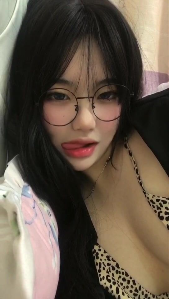 皮皮蝦網紅純欲女神【在下小羊】人前傲女，人後母狗，被金主包養定製私拍各種裸舞紫薇視頻207V (58)