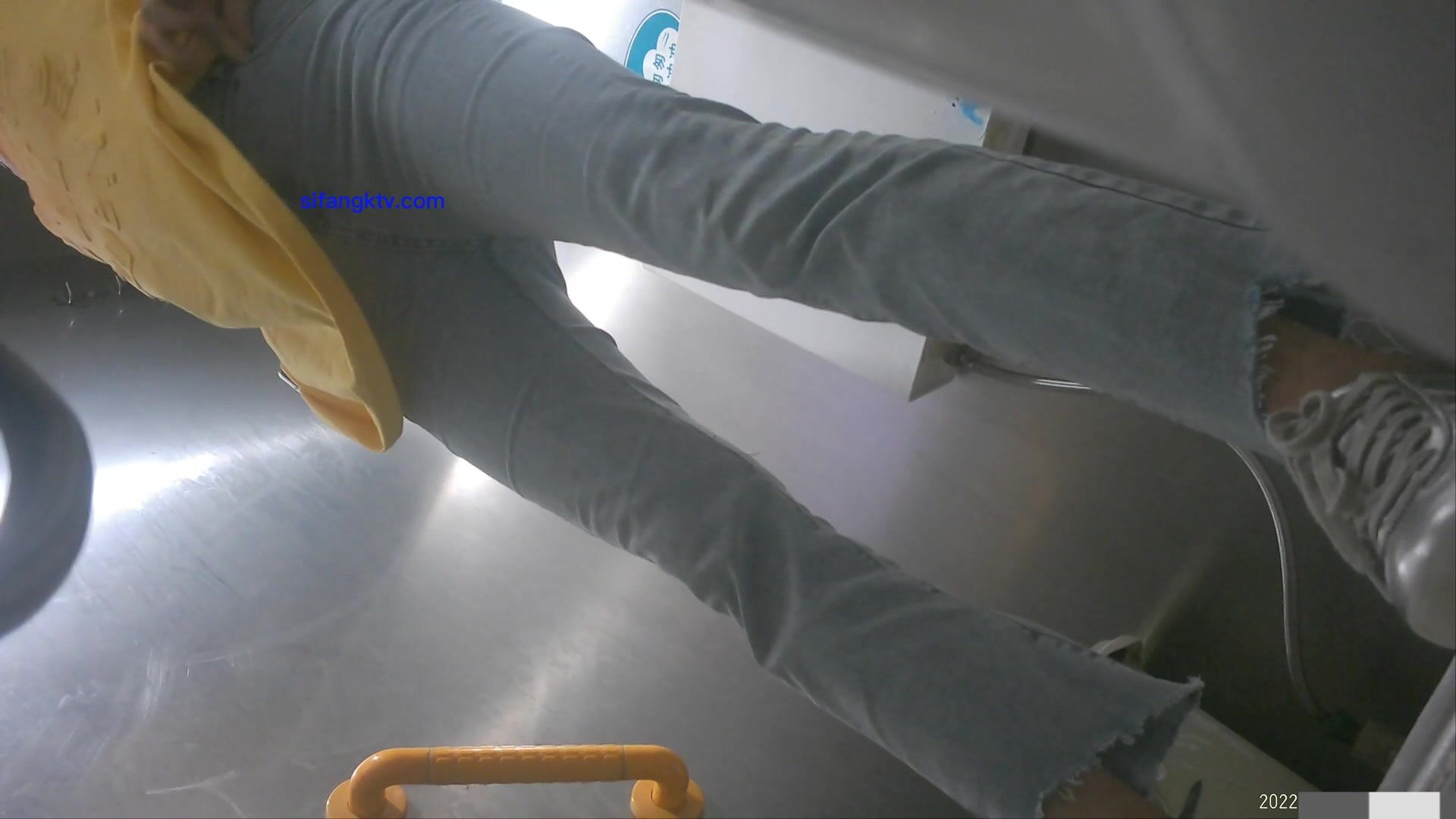 七月私房最新流出廁拍大神潛入 師范大學附近公共廁所全景偷拍青春靚麗的學妹第三期露臉上下同賞2-黃衣花袖子