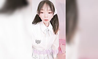 推特上著名抖音風福利姬可愛多是冰棍阿私拍各種潮流BGM活潑裸舞露臉母狗式紫薇 (1)