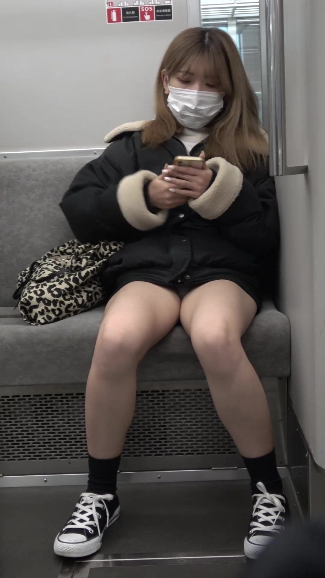 精品推薦 島國網站『Pcolle』賣家高價售賣盜撮女大學生少婦電車當眾露出裙底性感街拍-スポンジ (7)