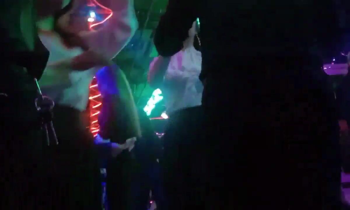 實拍重慶砂砂舞廳燈光昏暗，曲一響燈未亮，牽著美女跳一曲，樓樓飽飽好浪漫