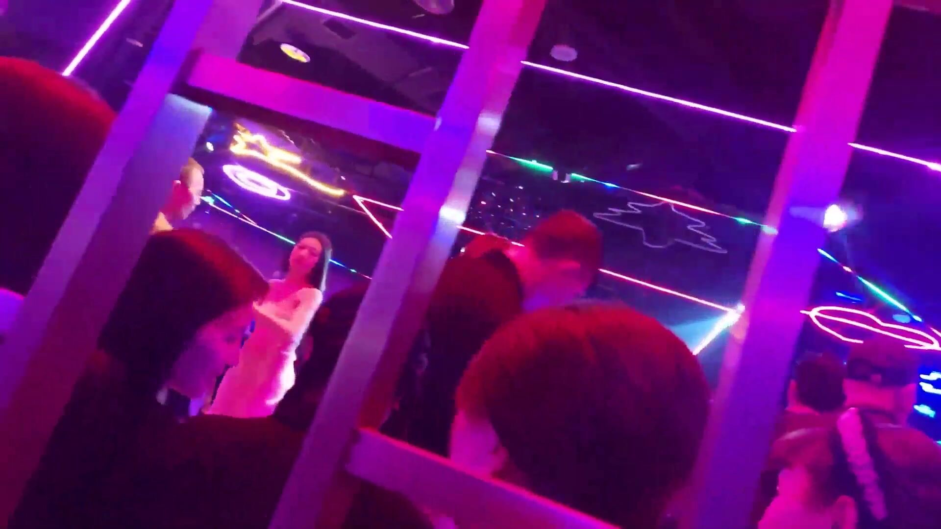 門票15元舞廳，愛情就從舞廳開始，下午實拍重慶舞廳人擠人，燈光昏暗？摟摟抱抱好浪漫