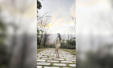 最新推特露出女神『愛吃菠蘿』真愛粉極限露出挑戰 路口換衣 白嫩肉體 極品身材 高清路口換衣