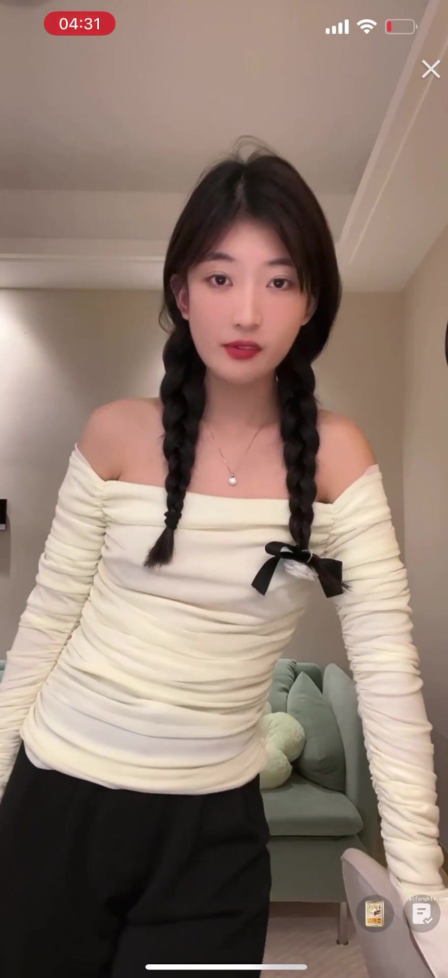 最新《瘋狂抖音》外篇之《抖音擦邊8》各種閃現走光刷邊 走私會議房給男友口愛 這期超精彩1-美女露點 (5)