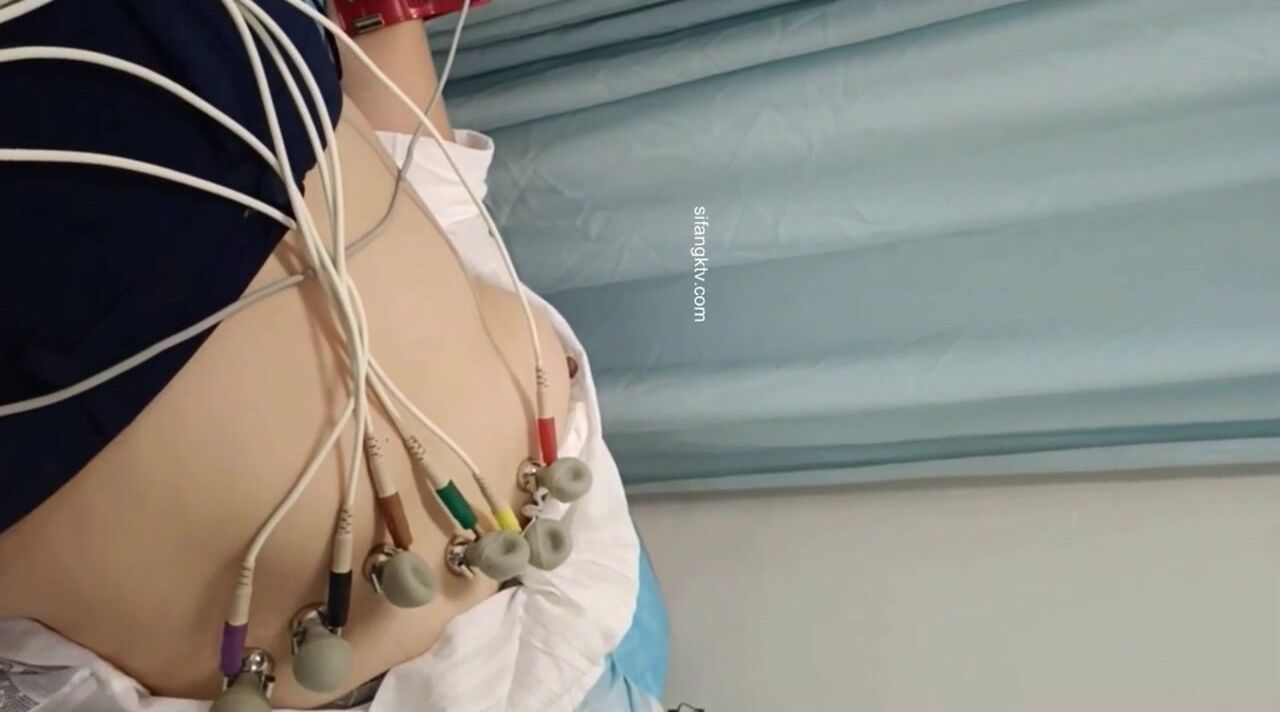 國內某體檢中心心電圖檢查偷拍 各種美乳大學生少婦美乳映入眼簾，處女的奶子圓潤堅挺好好看 (10)