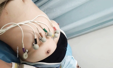 國內某體檢中心心電圖檢查偷拍 各種美乳大學生少婦美乳映入眼簾，處女的奶子圓潤堅挺好好看 (32)