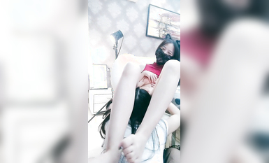 女神姐妹花【無敵兔兔】雙女誘惑，牛仔短褲極品美腿，夾著頭舔騷逼，跳蛋震動假屌騎坐深插