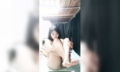 極品雪白嫩妹【QQ糖呀】全裸趴在床上全方展示 好看的要死 (2)