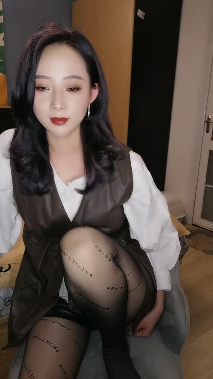 一段時間沒播極品御姐！高顏值性感濃妝！無毛騷穴自摸，吸吮舔屌極度淫騷，張開雙腿炮友插穴