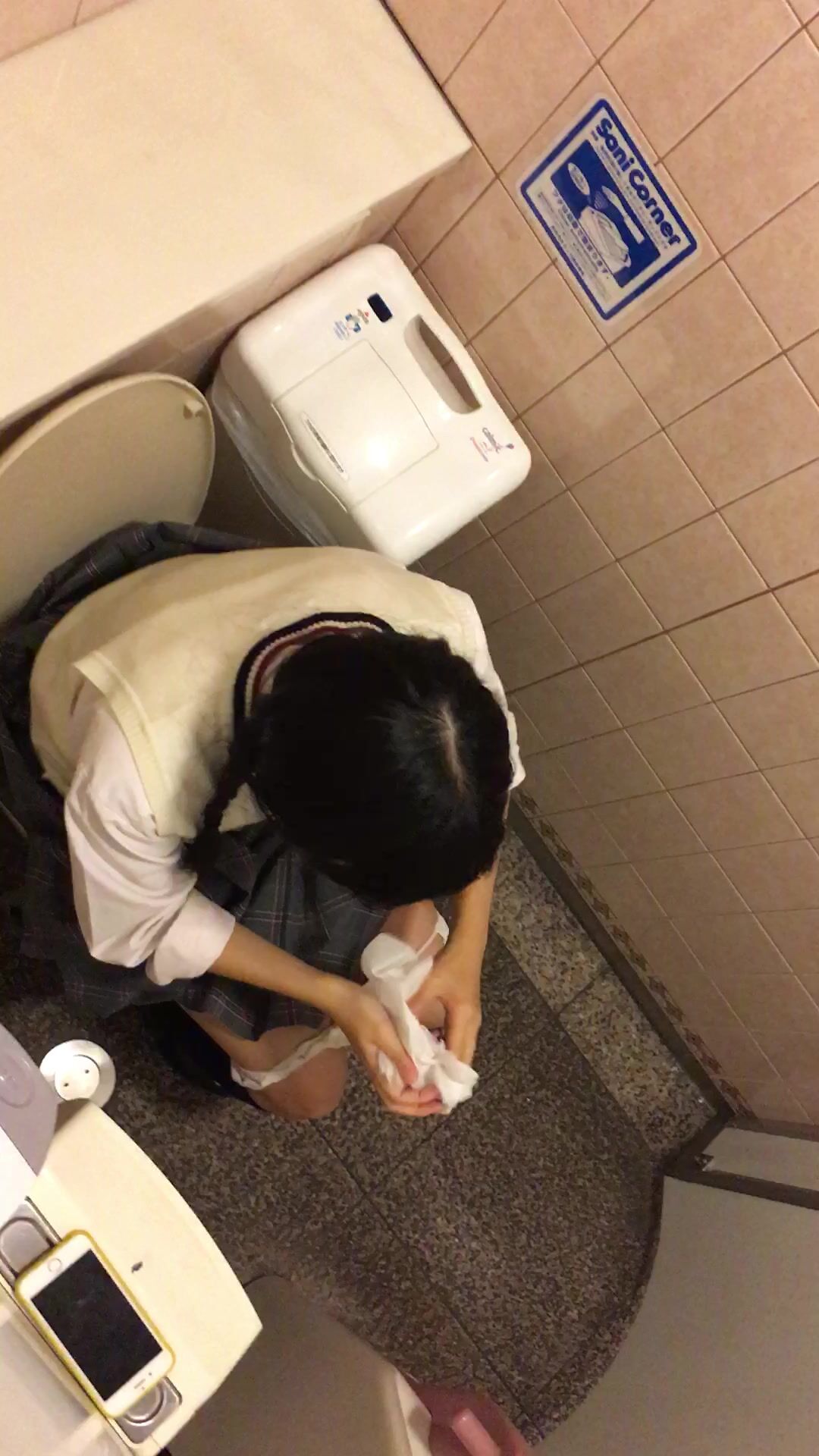 【偷拍精品】大神潜入学校女厕偷拍多位漂亮学妹的小嫩鲍 (5)