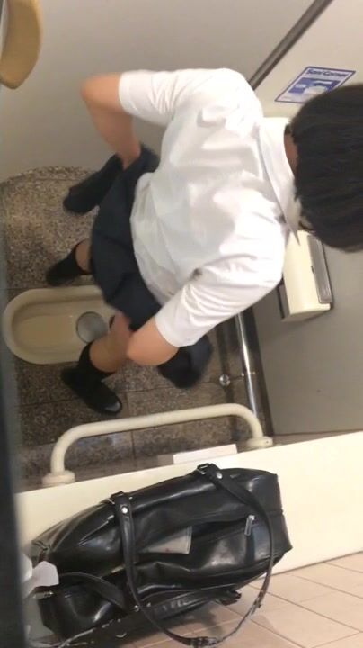 【偷拍精品】大神潜入学校女厕偷拍多位漂亮学妹的小嫩鲍 (3)