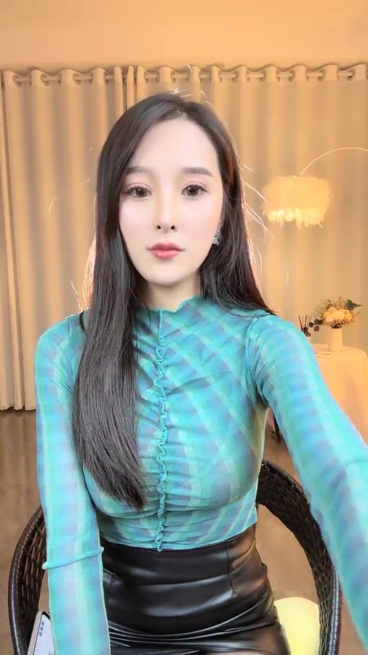 正宗绿播女神下海！长腿超级甜美御姐上线自慰，腿型很美 露点极高！逼还是粉嫩的，自慰水出够多，声音很甜蜜 请戴上耳机 (1)