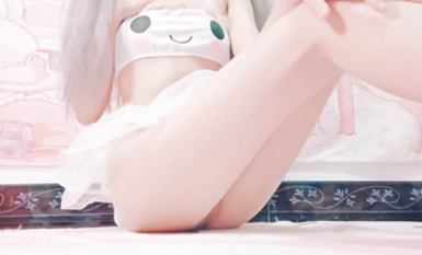 萝莉女高中生粉嫩露出定制白发