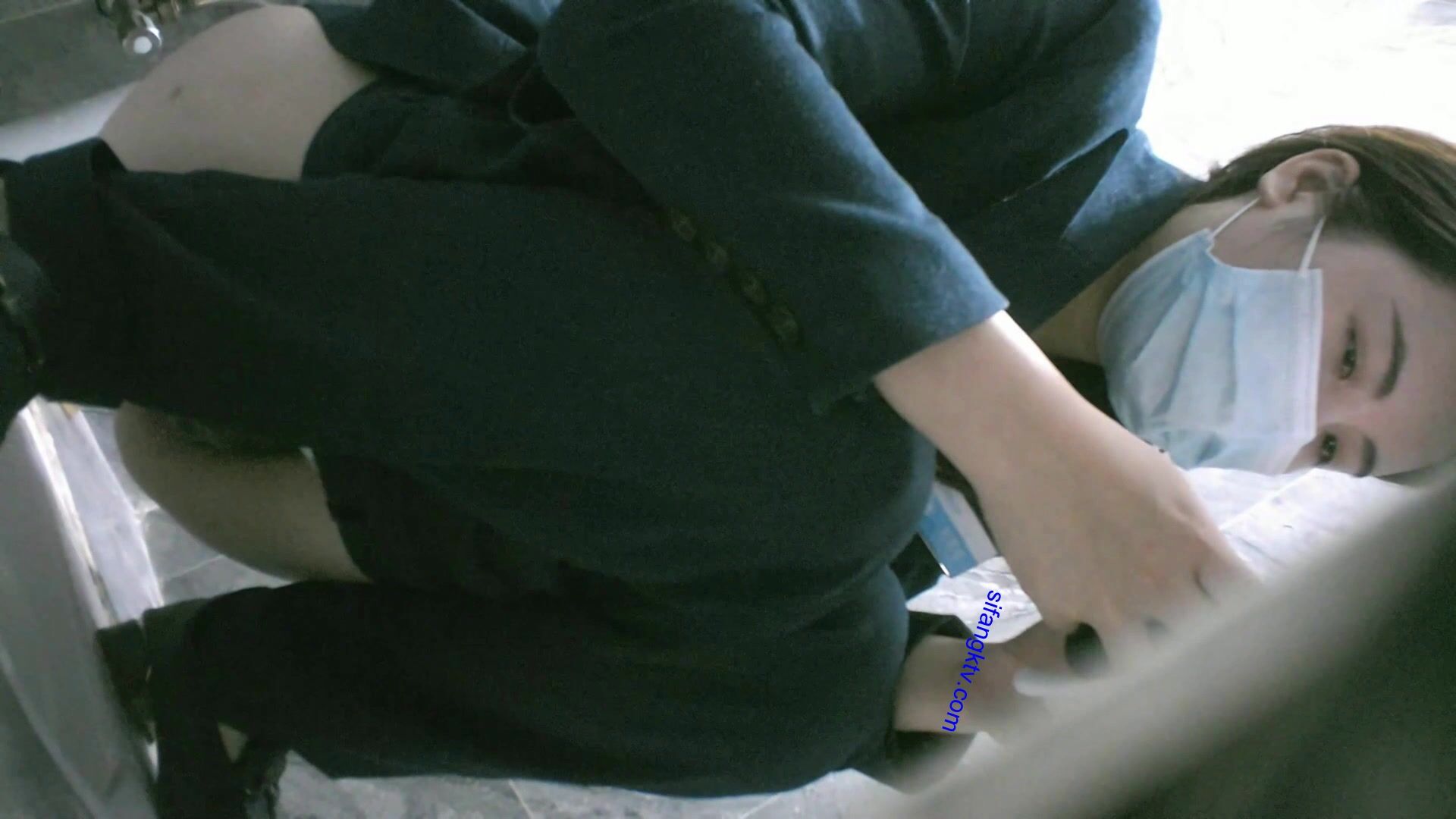 八月最新私房大神 隔牆有眼 原創廁拍 饅頭肥穴勾魂黑絲透明內褲 (7)