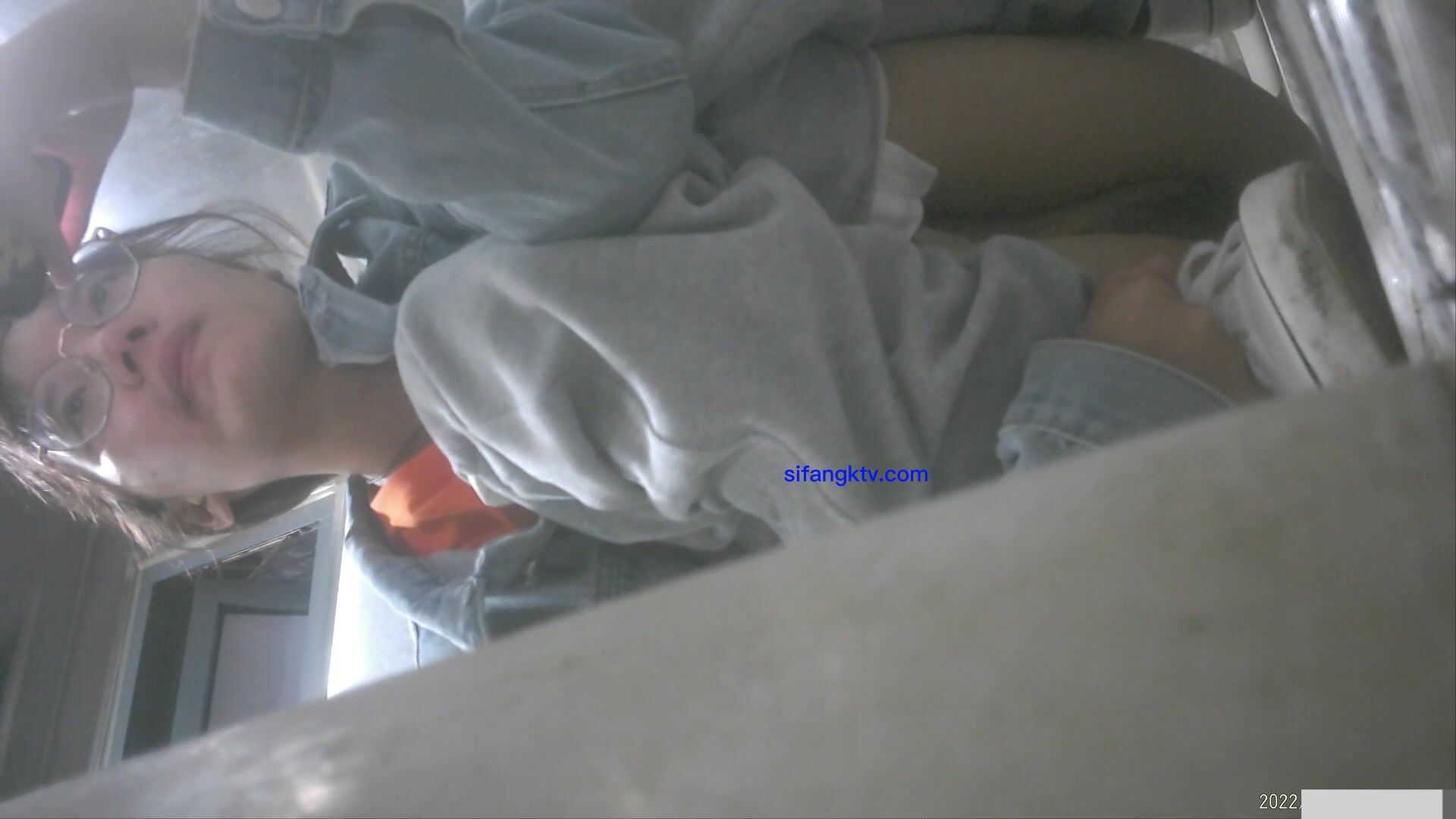 8月私房最新流出廁拍大神 潛入師范大學附近公共廁所偷拍青春靚麗的學妹噓噓第四期0032-牛仔眼鏡妹