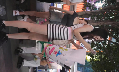 夜市宵夜攤低胸裝美女被猥瑣大叔圍觀 .盡力防走光沒想到下面還是被偷拍內褲夾進了屁股縫逼痕明顯