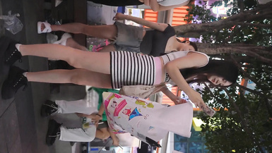 夜市宵夜攤低胸裝美女被猥瑣大叔圍觀 .盡力防走光沒想到下面還是被偷拍內褲夾進了屁股縫逼痕明顯