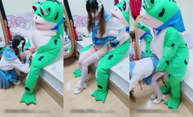 淫慾反差美少女【軟軟兔Lt774523412】網紅痞帥青蛙操百褶裙學生妹,緊致粉嫩小穴無法抵擋的誘惑 被乾的哭腔呻吟 讓小母狗體驗極致快樂