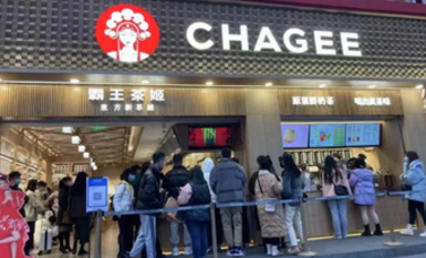 4月7号重庆霸王茶姬大瓜!一女子直接坐在奶茶店的柜台上将自己的衣服脱掉 店员满脸无奈 只好偷偷曝光一下 现场无码视频流出