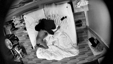 白皙學生妹和黑皮猥瑣男開房做愛 連干三次 (2)