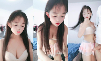 娃娃臉呆萌小姐姐【蛋撻呀】嬌小身材炮友操逼，白絲美腿，無毛小騷逼，懟入小穴猛操，柰子晃動