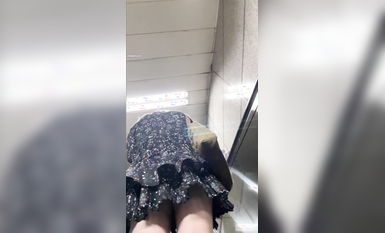 瘋狂偷拍各種小姐姐裙底 邪惡手指開啟 直接用手掀裙子抄底 超邪惡第二彈 超清4K (33)