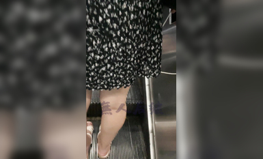 瘋狂偷拍各種小姐姐裙底 邪惡手指開啟 直接用手掀裙子抄底 超邪惡第二彈 超清4K (41)