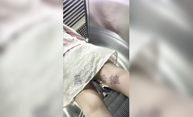 瘋狂偷拍各種小姐姐裙底 邪惡手指開啟 直接用手掀裙子抄底 超邪惡第二彈 超清4K (43)