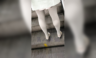 瘋狂偷拍各種小姐姐裙底 邪惡手指開啟 直接用手掀裙子抄底 超邪惡第二彈 超清4K (7)