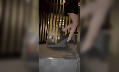 膽大包天！大色狼大神在各種場合，露出雞巴頂到妹子臀部-強襲皮裙肉絲美女