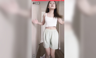 最新《瘋狂抖音》外篇之《抖音擦邊》眾女神直播中各種閃現走光刷邊 露毛露屁 凸點誘惑 (127)