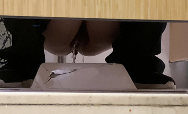 作死廁拍大神 商場美食層蹲守公共女衛連續偸拍多位小姐姐方便 (10)