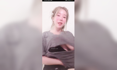 最新《瘋狂抖音》外篇之《抖音擦邊》眾女神直播中各種閃現走光刷邊 露毛露屁 凸點誘惑 (87)