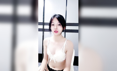 新人主播  超級粉嫩的校花級主播源源 舌釘口交 剛下海就跪在馬桶上被操，道具調教，胸推，舌釘小嘴性感口交，各種姿勢爆操 (1)