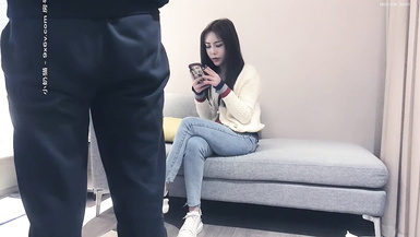 約操高顏值外圍小姐姐，很騷的外圍，猛男暴擊從沙發戰斗到穿上