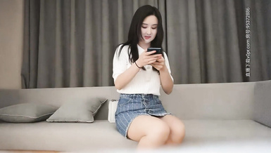 約了個白衣甜美妹子，長得很不錯的，口交舔弄上位騎坐近距離特寫，大力猛操呻吟嬌喘