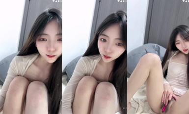 長腿嫩足顏值小母狗，連體黑絲透視裝，嫩足展示淫語挑逗，跪地自慰各種道具深插騷穴 (4)