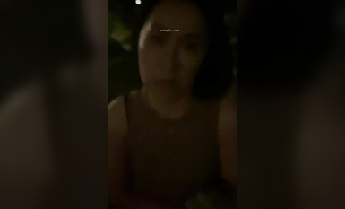 貴在真實！兩個小騷貨出軌被老公現場抓包當面對質！老頭頭頂綠油油騷貨出軌健身教練被抓包 (2)