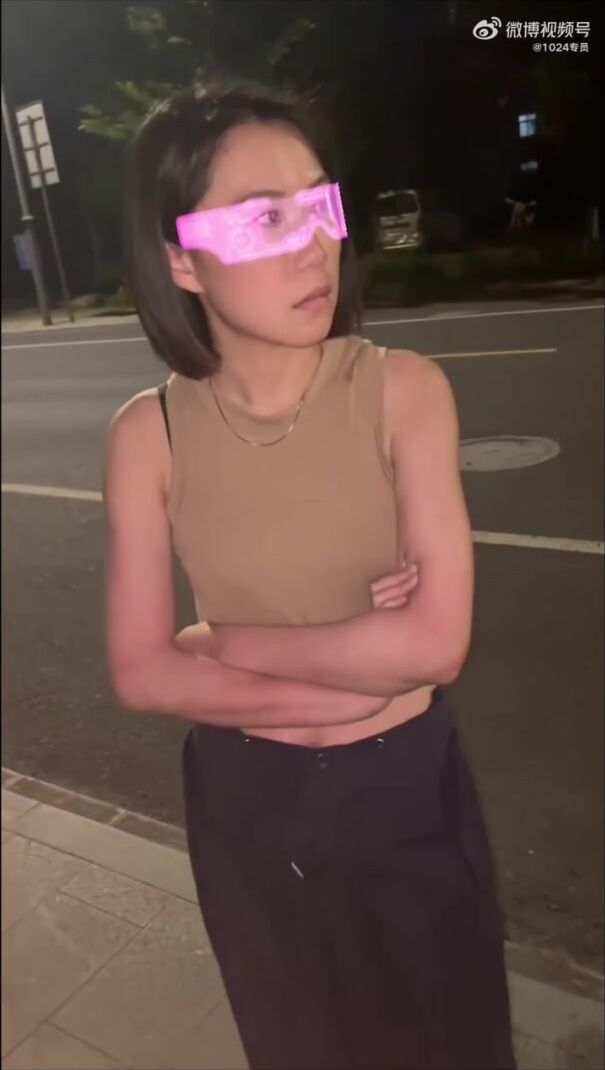 貴在真實！兩個小騷貨出軌被老公現場抓包當面對質！老頭頭頂綠油油騷貨出軌健身教練被抓包 (2)