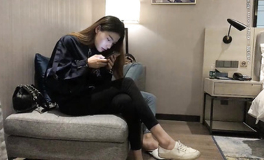 長腿美女，膚白貌美，大長腿，最好玩這類型的了，抱起狂插，汗流浹背小伙暴力輸出，中途大姨來了只好作罷。