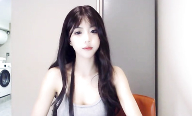 寬敞的床上鋪著潔白的被單，上面躺著一個穿著白色校服裙的美麗少女。她長著一頭烏黑的長發，身材修長窈窕，胸前豐滿的雙峰隨著呼吸起伏 (3)