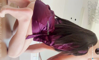 D先生與C小姐8月8日最新 紫色長衫加上肉絲絲襪，把她翻過來對著騷穴進入，猛猛的爆插。