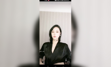 最新《瘋狂抖音》外篇之《抖音擦邊3》顏值主播直播各顯神通 閃現 走光露點 刷邊PK (11)