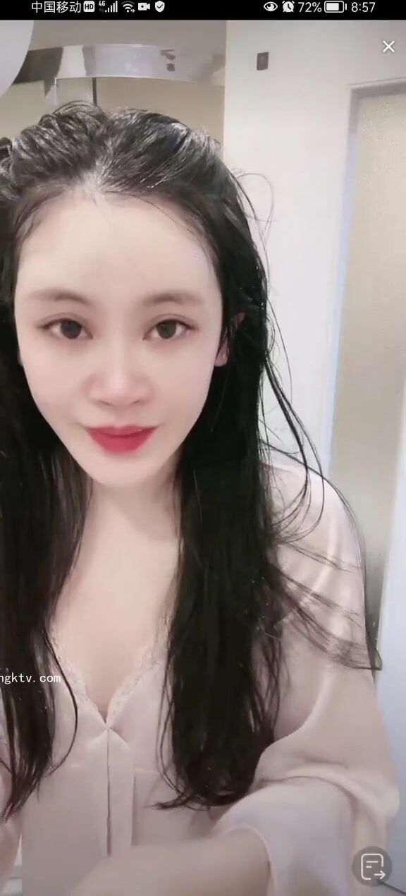 最新《瘋狂抖音》外篇之《抖音擦邊3》顏值主播直播各顯神通 閃現 走光露點 刷邊PK (171)